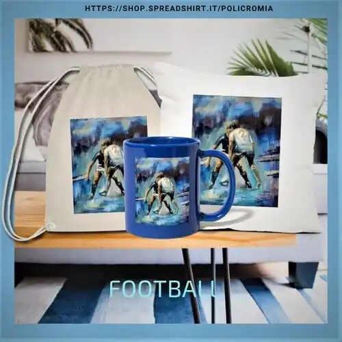 Composición publicitaria de la línea "FOOTBALL" que muestra tres productos con el mismo diseño artístico de futbolistas en acción. Se observa una bolsa de tela (tote bag) beige, una taza azul brillante en primer plano y un cojín blanco al fondo. Los objetos están dispuestos sobre una mesa de madera en una sala de estar moderna.