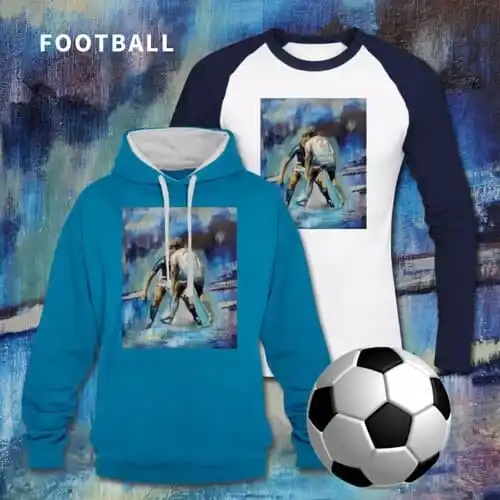 Composición publicitaria que muestra una sudadera con capucha azul turquesa y una camiseta de béisbol de manga larga blanca con mangas azul marino. Ambas prendas presentan una impresión artística central que retrata a dos futbolistas en una escena de juego con pinceladas dinámicas y abstractas. En la esquina inferior derecha aparece un balón de fútbol clásico y, al fondo, una textura de la pintura en azul.