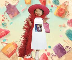  Composición creativa que muestra a una niña sonriente luciendo un delantal blanco largo con un retrato artístico en tonos azules y púrpuras en el centro. La niña lleva un sombrero rojo de ala ancha y una llamativa boa de plumas rojas. El fondo color crema está salpicado de ilustraciones de delantales coloridos, dulces y confeti.