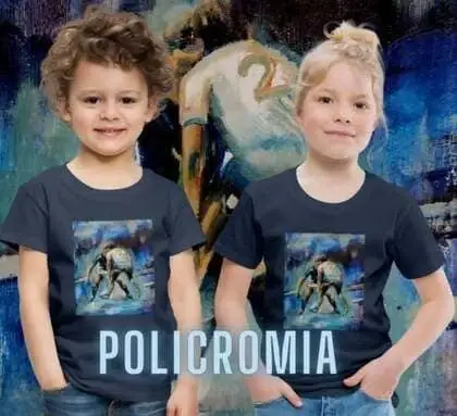 Dos niños pequeños, posan sonrientes vistiendo camisetas azul marino a juego. Cada camiseta tiene impresa una obra de arte dinámica en tonos azules y ocres en el centro. En la parte inferior de la imagen destaca la palabra "POLICROMIA". El fondo es una textura artística azul que reproduce el diseño de las prendas.