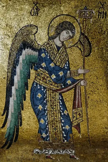  Mosaico bizantino que representa una figura angelical sobre un fondo dorado. El ángel tiene grandes alas con matices de verde, azul y blanco, viste ropajes ceremoniales ricamente decorados con motivos geométricos y sostiene un largo cetro. La técnica muestra el uso de pequeñas teselas multicolores y un fondo de teselas doradas.