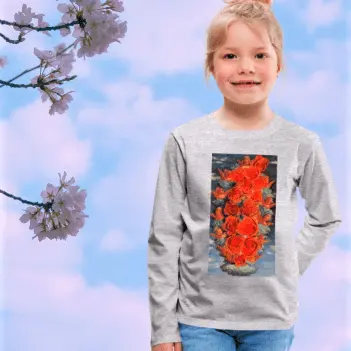Una niña sonriendo, vistiendo una camiseta de manga larga gris con el diseño artístico "Ángeles y rosas" en el centro.
