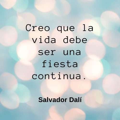 Imagen con fondo de luces desenfocadas en tonos pastel (bokeh) que incluye la frase inspiradora: "Creo que la vida debe ser una fiesta continua" de Salvador Dalí.