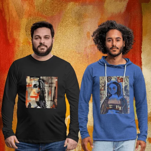  Dos hombres posan vistiendo prendas con diseños artísticos frente a un fondo texturizado de colores cálidos y abstractos. El hombre de la izquierda viste una camiseta negra de manga larga con una interpretación moderna y abstracta de un rostro femenino. El hombre de la derecha lleva una sudadera azul con capucha que muestra una versión estilizada de "La Gioconda" en tonos azules y líneas gráficas.