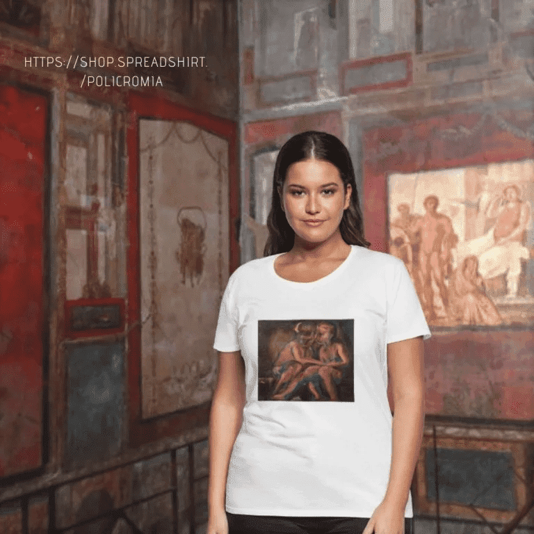 Fotografía de una modelo luciendo una camiseta de la tienda Policromía. La prenda es de color claro y presenta una impresión central con la imagen de dos ángeles de estilo renacentista en tonos suaves. La composición evoca una sensación de serenidad y conexión con el arte histórico aplicado al diseño de moda actual.