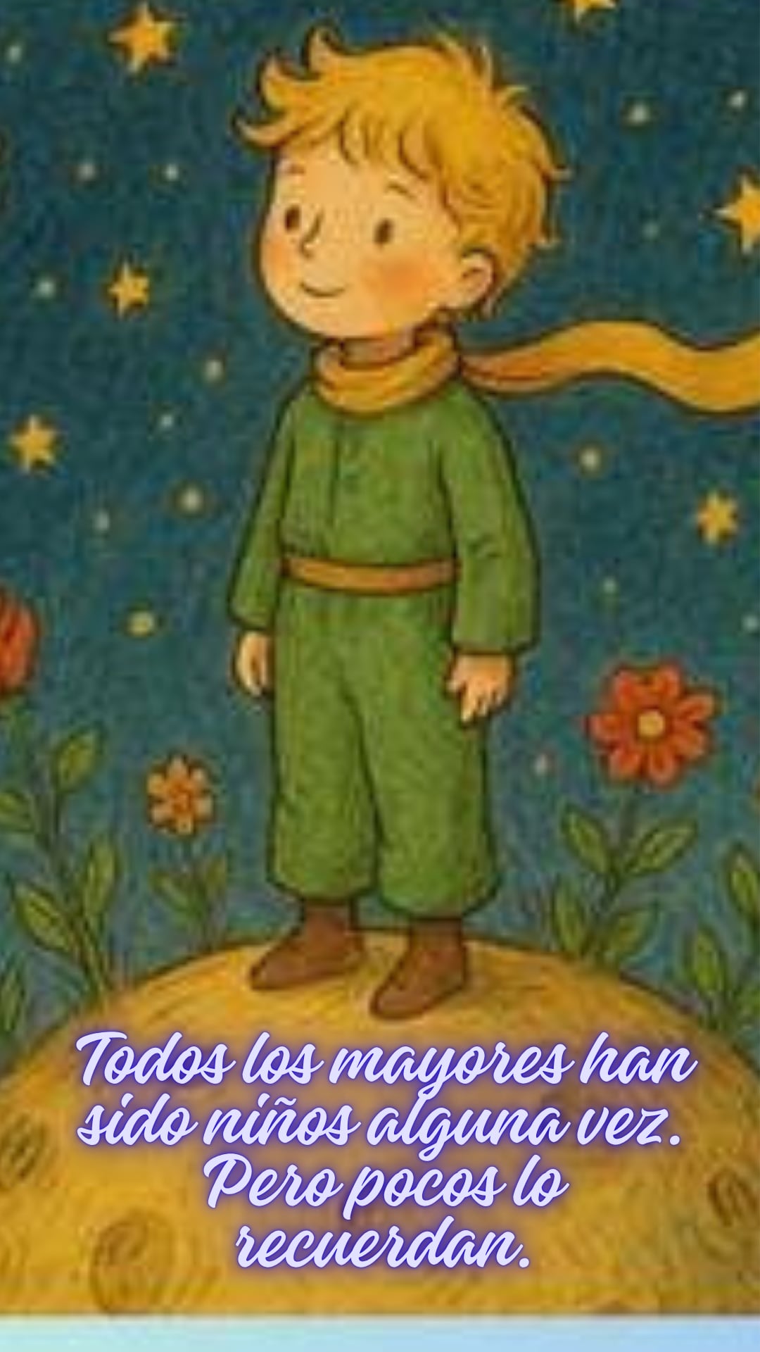 Una ilustración de estilo infantil del Principito de pie sobre su asteroide. El niño tiene el cabello rubio despeinado, viste un traje verde con una bufanda amarilla que flota al viento. A su alrededor crecen pequeñas flores rojas y el fondo es un cielo nocturno azul oscuro lleno de estrellas doradas. En primer plano aparece la frase en italiano: "Tutti i grandi sono stati bambini una volta. Ma pochi di essi se ne ricordano" (Todos los adultos han sido niños primero. Pero pocos de ellos lo recuerdan).