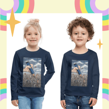Dos niños sonrientes visten camisetas de manga larga color azul marino. En el centro de cada camiseta se aprecia una ilustración artística que muestra una mano sosteniendo un lápiz grande sobre un fondo de nubes y figuras abstractas. El fondo de la imagen está decorado con marcos de arcoíris en colores pastel y estrellas brillantes, creando un ambiente lúdico y mágico.